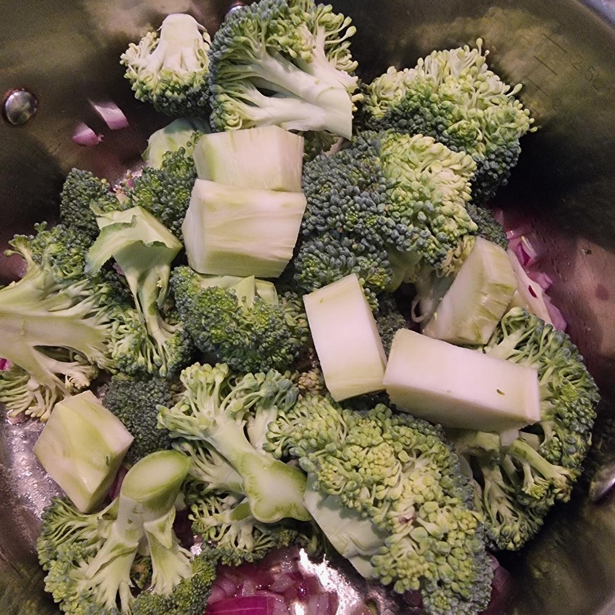 Brokkolicremesuppe mit Frischkäsenocken - Rezept - Bild Nr. 17507
