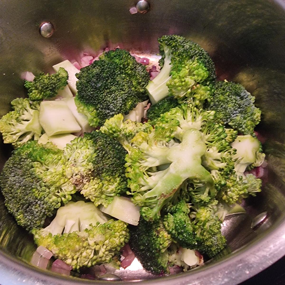 Brokkolicremesuppe mit Frischkäsenocken - Rezept - Bild Nr. 17508