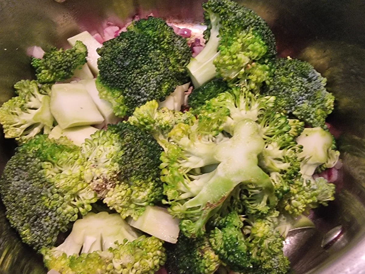 Rezept: Brokkolicremesuppe mit Frischkäsenocken Bild Nr. 17508 Brokkolicremesuppe mit Frischkäsenocken - Rezept - Bild Nr. 17508