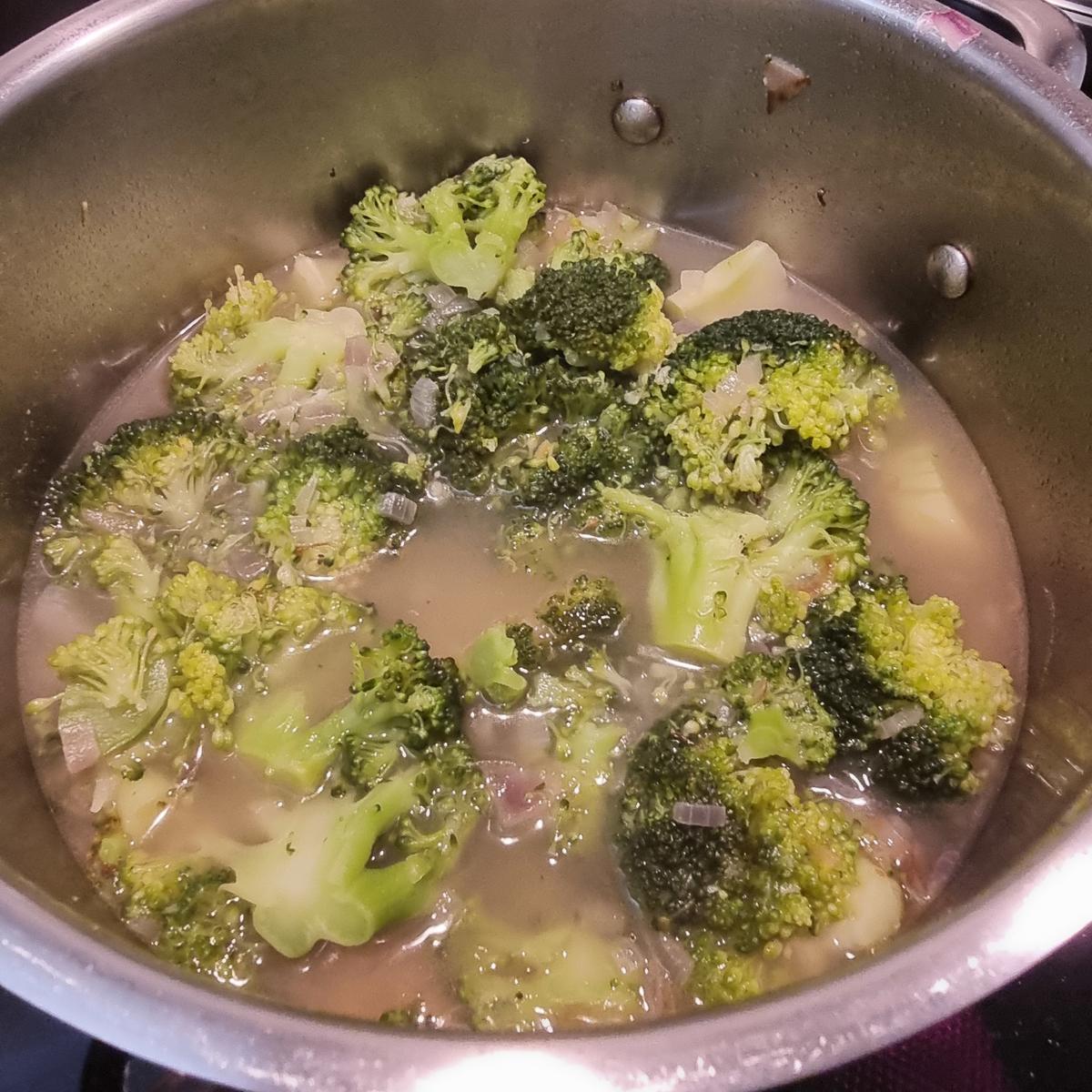 Brokkolicremesuppe mit Frischkäsenocken - Rezept - Bild Nr. 17509