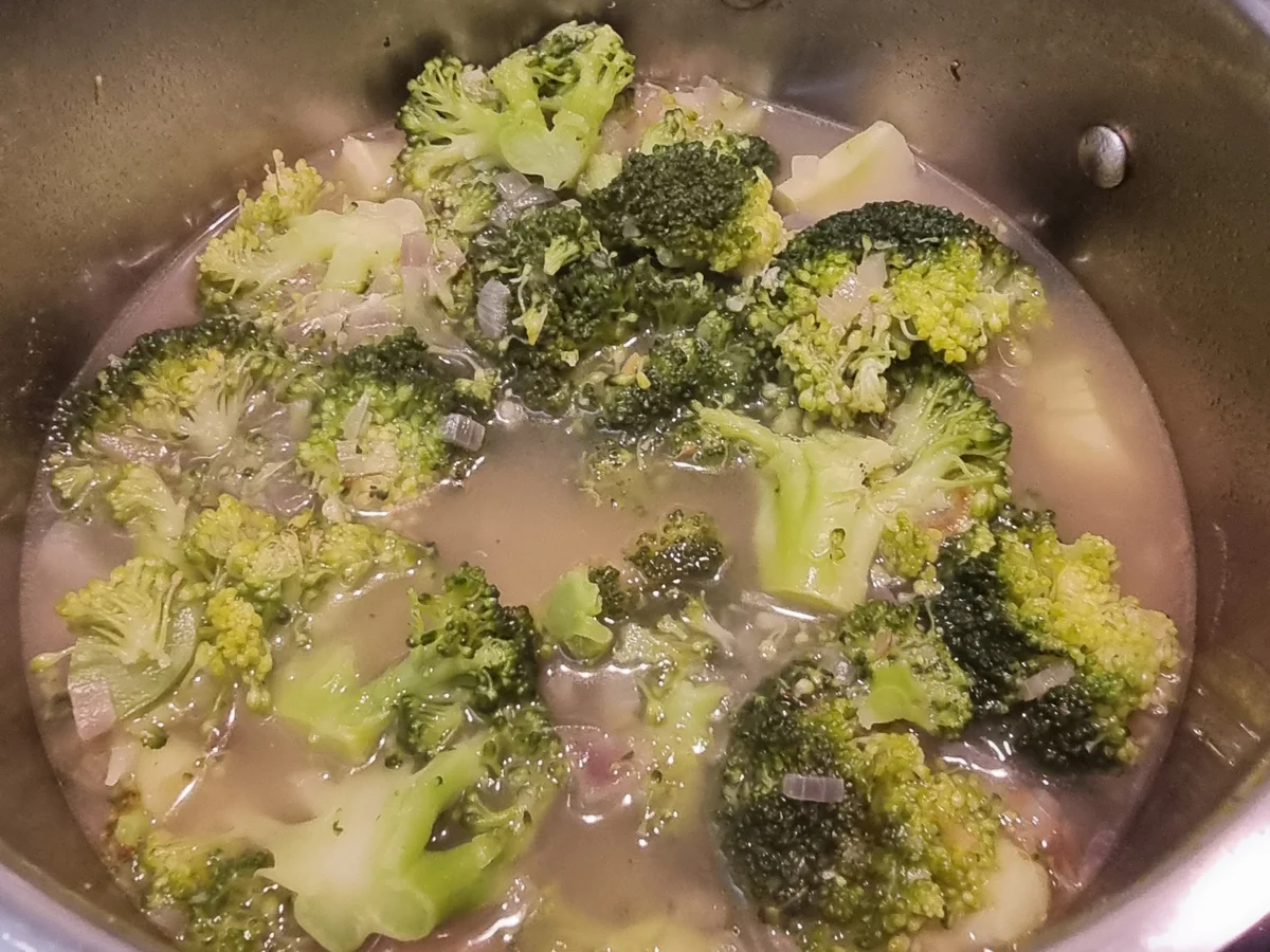 Rezept: Brokkolicremesuppe mit Frischkäsenocken Bild Nr. 17509 Brokkolicremesuppe mit Frischkäsenocken - Rezept - Bild Nr. 17509