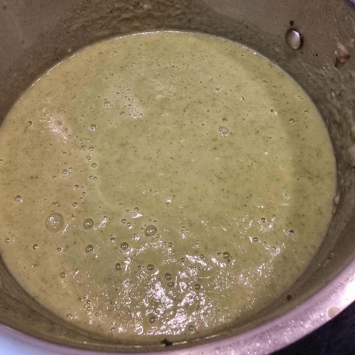 Brokkolicremesuppe mit Frischkäsenocken - Rezept - Bild Nr. 17510