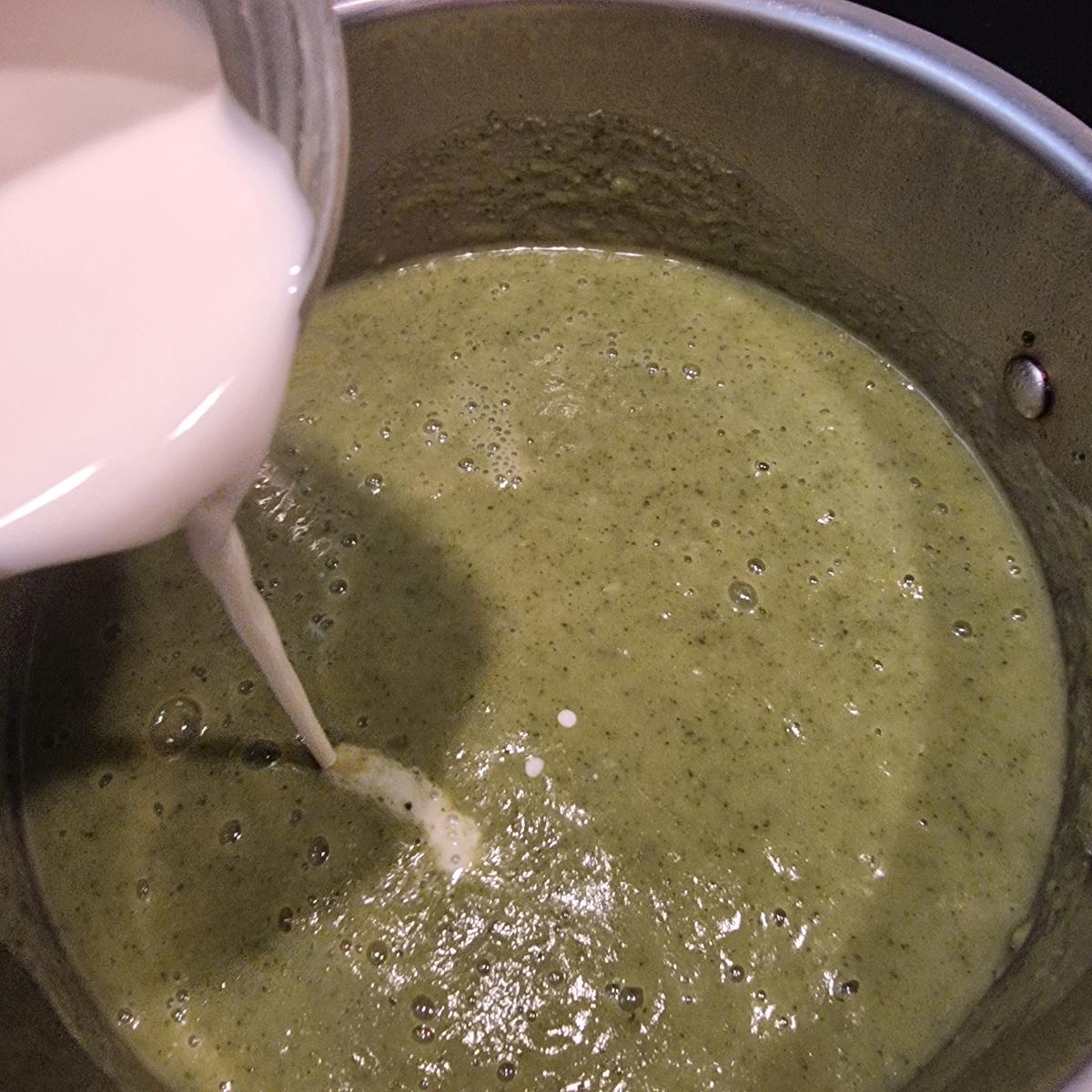 Brokkolicremesuppe mit Frischkäsenocken - Rezept - Bild Nr. 17511
