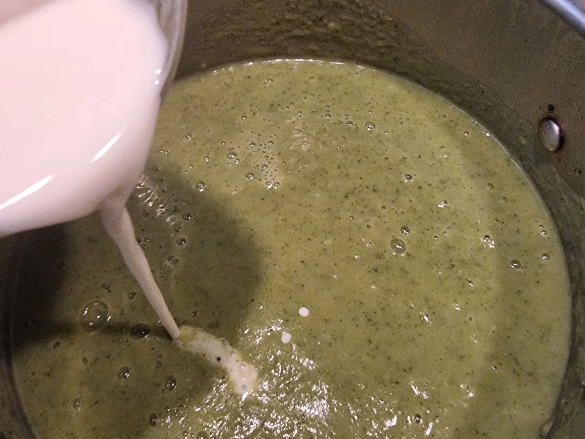 Rezept: Brokkolicremesuppe mit Frischkäsenocken Bild Nr. 17511 Brokkolicremesuppe mit Frischkäsenocken - Rezept - Bild Nr. 17511