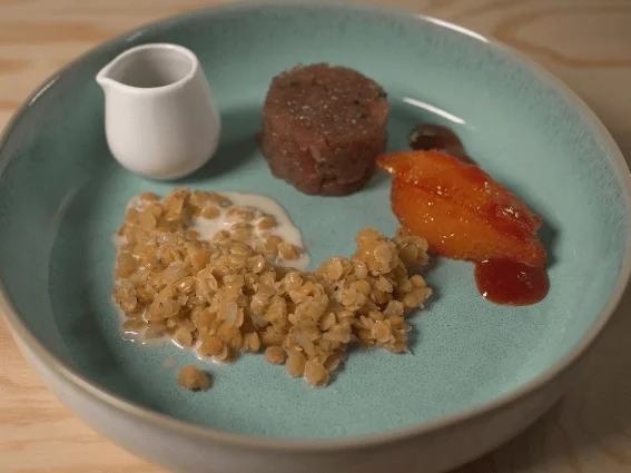 Thunfischtatar mit roten Linsen und Orangensugo - Rezept - Bild Nr. 2