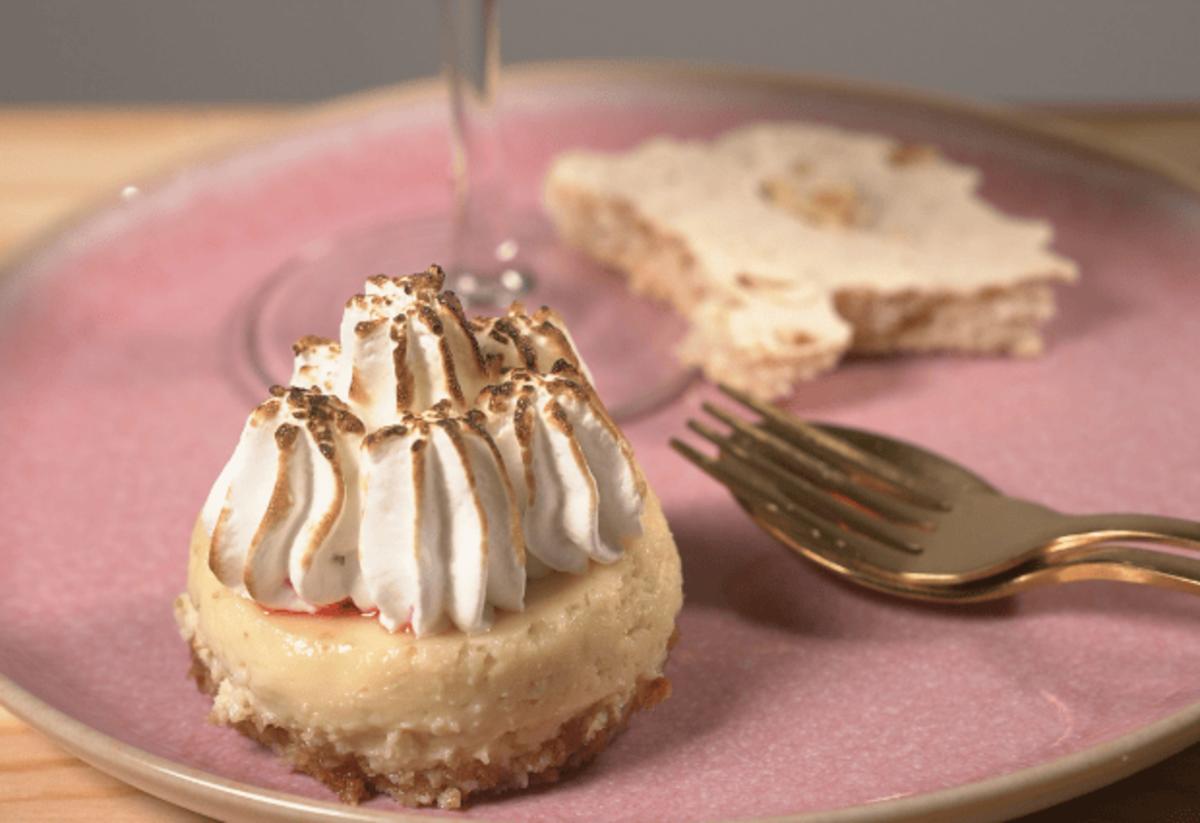 Limetten-Cheesecake mit versteckter Himbeere in flambierter Baiserhaube - Rezept - Bild Nr. 2