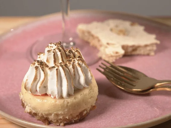 Limetten-Cheesecake mit versteckter Himbeere in flambierter Baiserhaube - Rezept - Bild Nr. 2