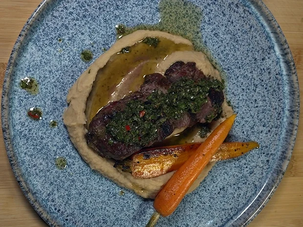 Rezept: Pluma Iberica mit Bohnenpüree, Chimichurri und Grillmöhren Bild Nr. 17507 Pluma Iberica mit Bohnenpüree, Chimichurri und Grillmöhren - Rezept - Bild Nr. 17507