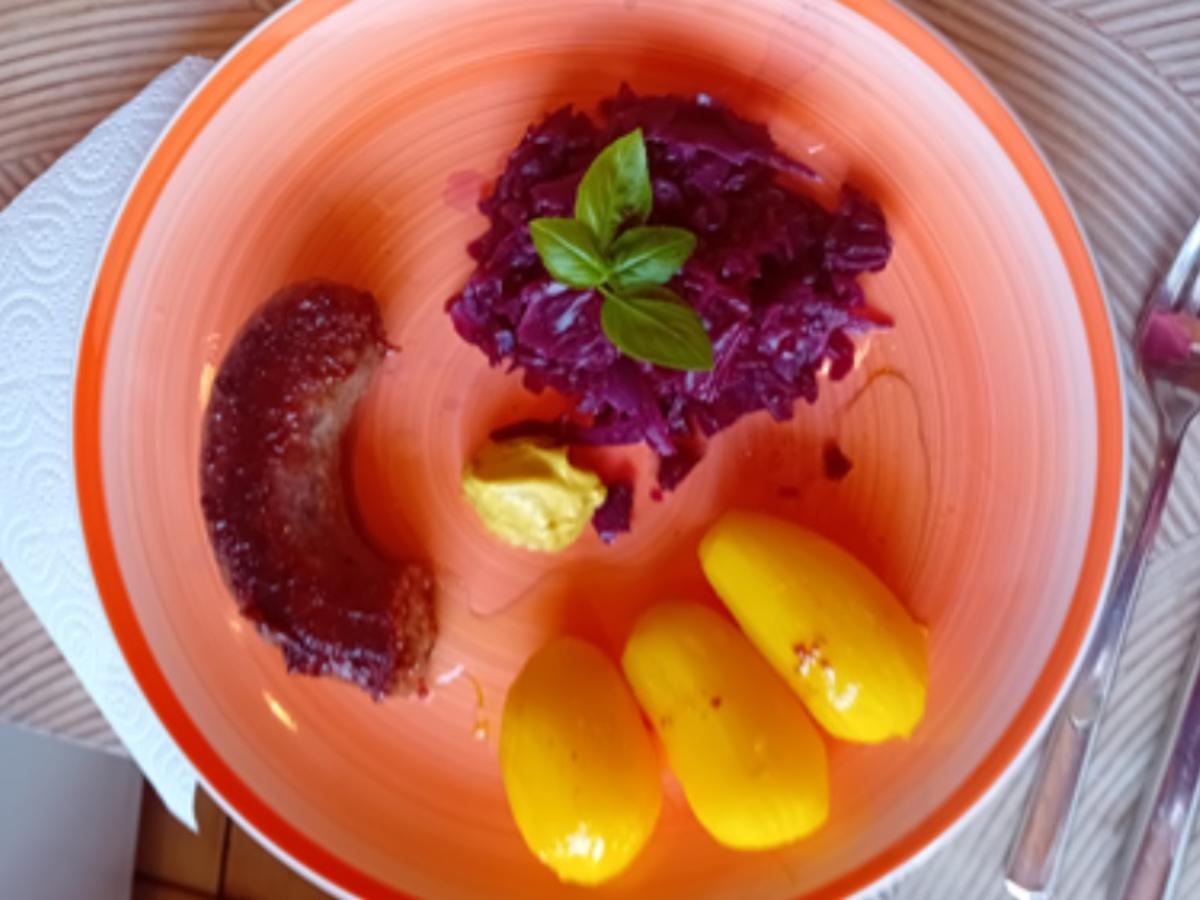 Schwartenwurst mit Rotkohl und Drillingen - Rezept - Bild Nr. 2