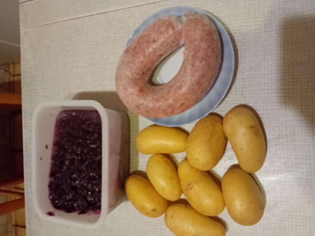 Schwartenwurst mit Rotkohl und Drillingen - Rezept - Bild Nr. 3