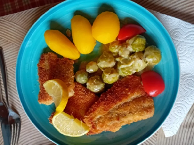 Knusper-Pangasius-Fischfilet mit Rahm-Rosenkohl und Drillingen - Rezept - Bild Nr. 2