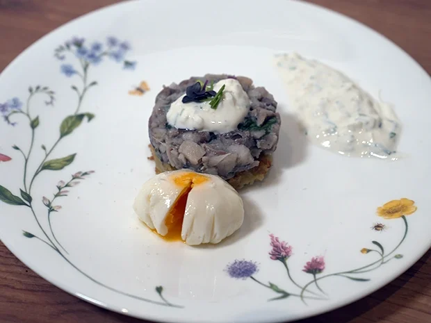 Matjestatar mit Kartoffelrösti, Schnittlauchrahm und pochiertem Ei - Rezept - Bild Nr. 3
