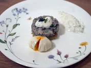 Matjestatar mit Kartoffelrösti, Schnittlauchrahm und pochiertem Ei - Rezept - Bild Nr. 3