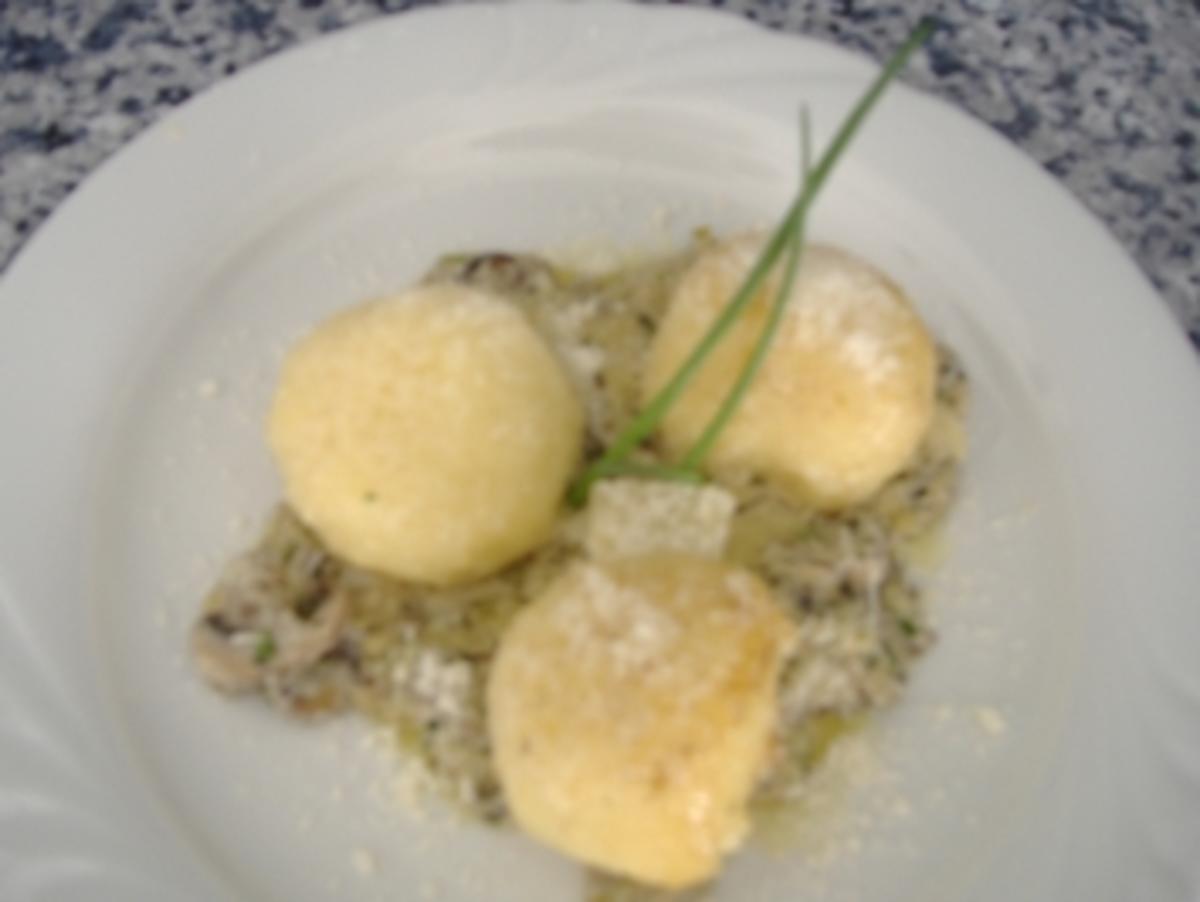 Mozzarella-Kartoffelknödel auf Champignon-Lauchcreme - Rezept