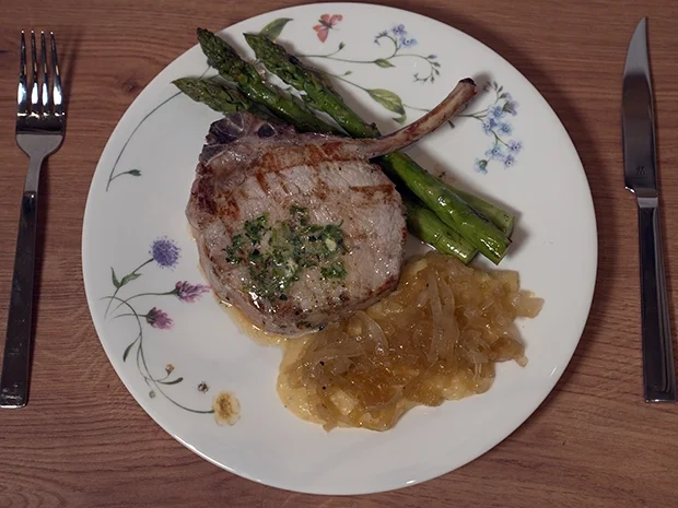 Tomahawk vom Strohschwein, Kartoffelpüree und grüner Spargel - Rezept - Bild Nr. 17505