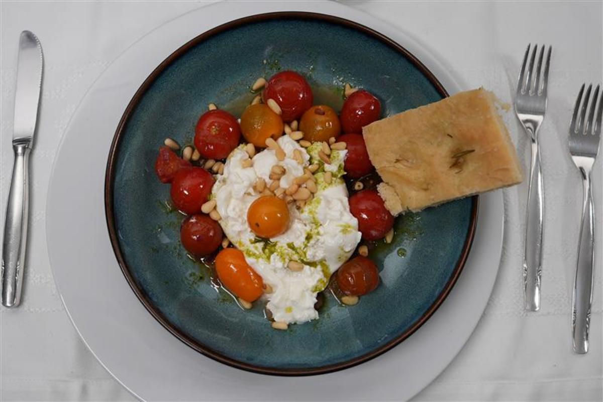 Rezept: Tomaten-Burrata-Focaccia Bild Nr. 2 Tomaten-Burrata-Focaccia - Rezept - Bild Nr. 2