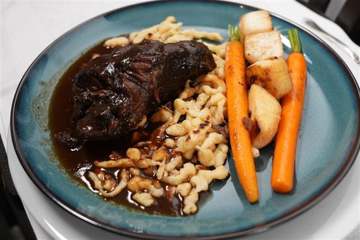 Wasserbüffelbäckchen mit Spätzle und Wurzelgemüse - Rezept - Bild Nr. 2