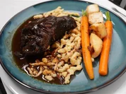 Rezept: Wasserbüffelbäckchen mit Spätzle und Wurzelgemüse Bild Nr. 2 Wasserbüffelbäckchen mit Spätzle und Wurzelgemüse - Rezept - Bild Nr. 2
