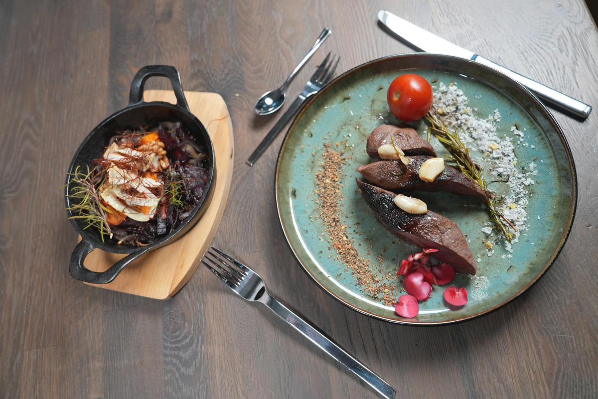 Rehlachse mit Whiskey-Zwiebelnest und Honig-Möhren - Rezept - Bild Nr. 17506