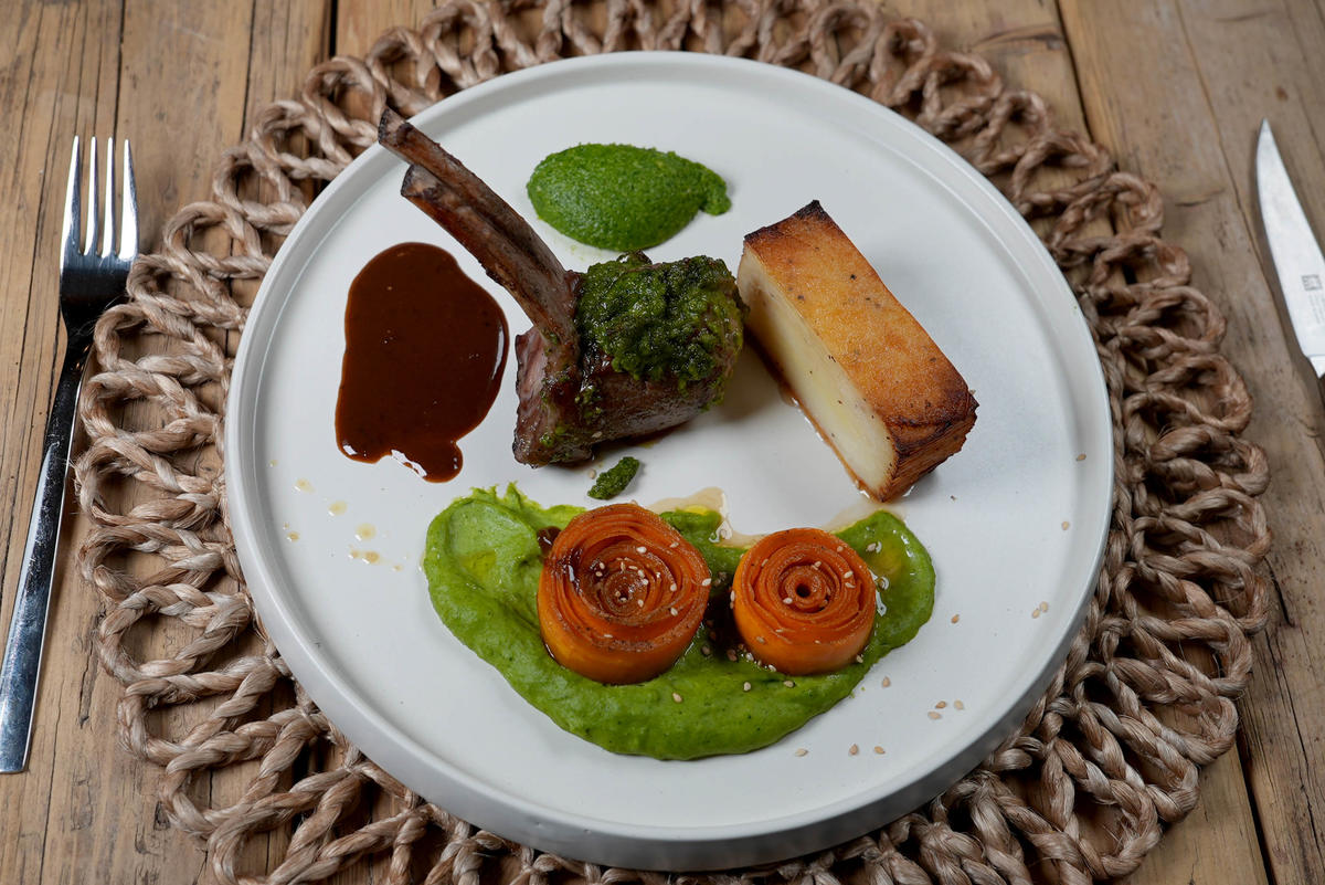 Lammkarree mit Kartoffeln, Erbsen-Spinat-Püree und Honig-Karotten - Rezept - Bild Nr. 2
