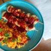 Hähnchen-Zwiebel-Spieße mit herzhafter Sauce und Paprika-Basmatireis - Rezept - Bild Nr. 17506