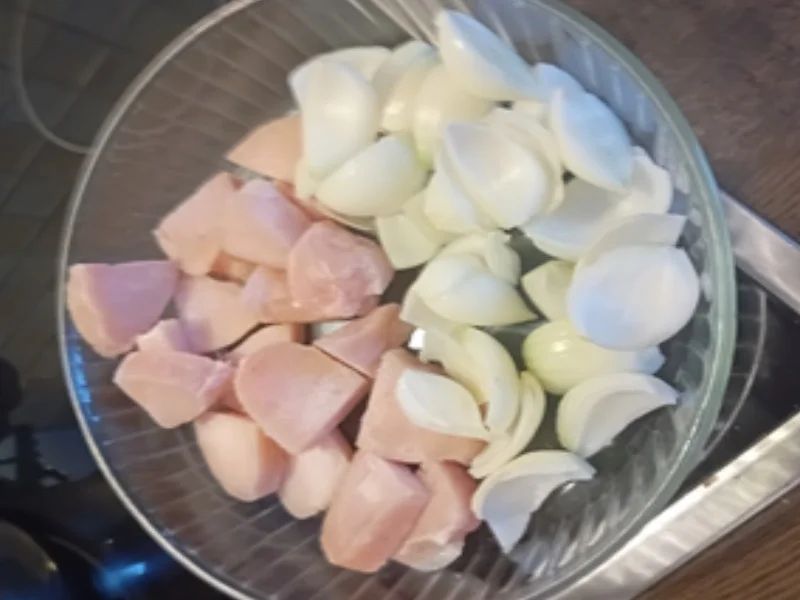 Hähnchen-Zwiebel-Spieße mit herzhafter Sauce und Paprika-Basmatireis - Rezept - Bild Nr. 17507