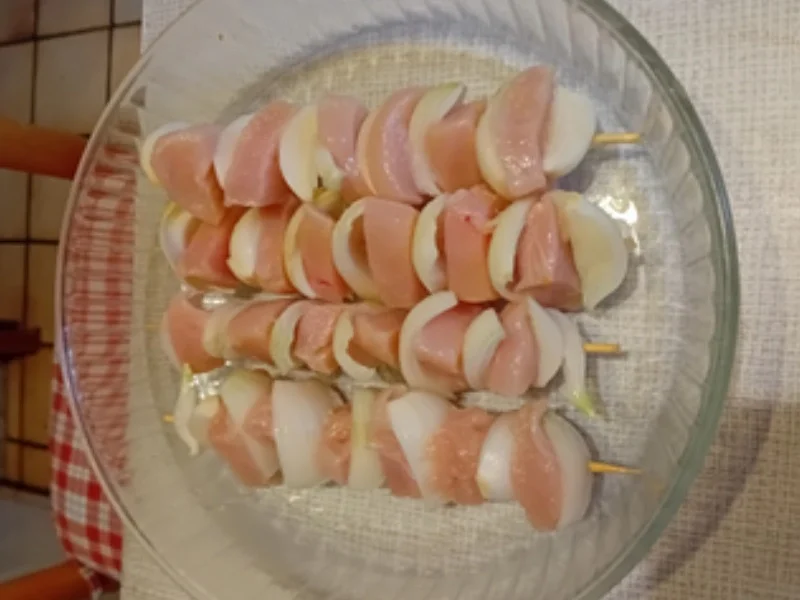 Hähnchen-Zwiebel-Spieße mit herzhafter Sauce und Paprika-Basmatireis - Rezept - Bild Nr. 17508