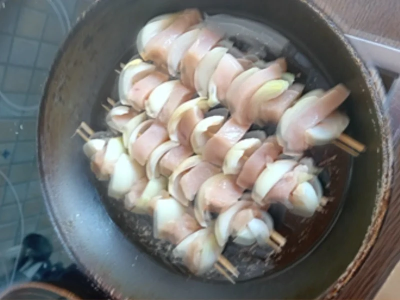 Hähnchen-Zwiebel-Spieße mit herzhafter Sauce und Paprika-Basmatireis - Rezept - Bild Nr. 17509