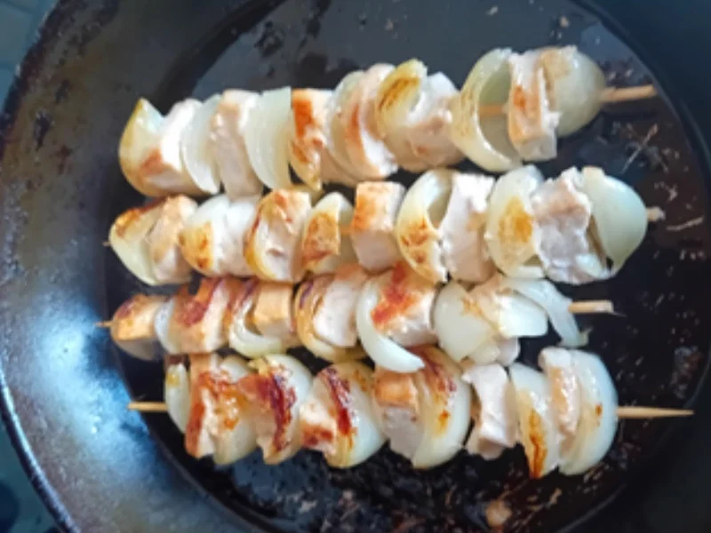 Hähnchen-Zwiebel-Spieße mit herzhafter Sauce und Paprika-Basmatireis - Rezept - Bild Nr. 17510