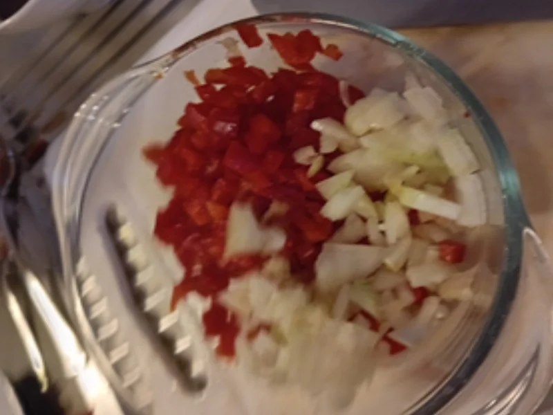 Hähnchen-Zwiebel-Spieße mit herzhafter Sauce und Paprika-Basmatireis - Rezept - Bild Nr. 17512