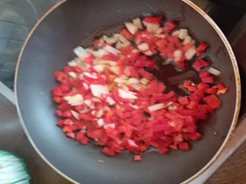 Hähnchen-Zwiebel-Spieße mit herzhafter Sauce und Paprika-Basmatireis - Rezept - Bild Nr. 17513