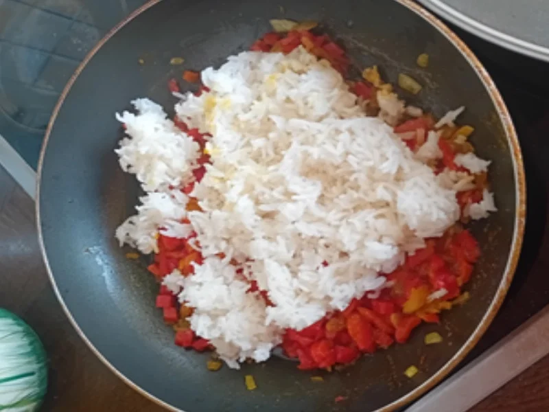 Hähnchen-Zwiebel-Spieße mit herzhafter Sauce und Paprika-Basmatireis - Rezept - Bild Nr. 17514