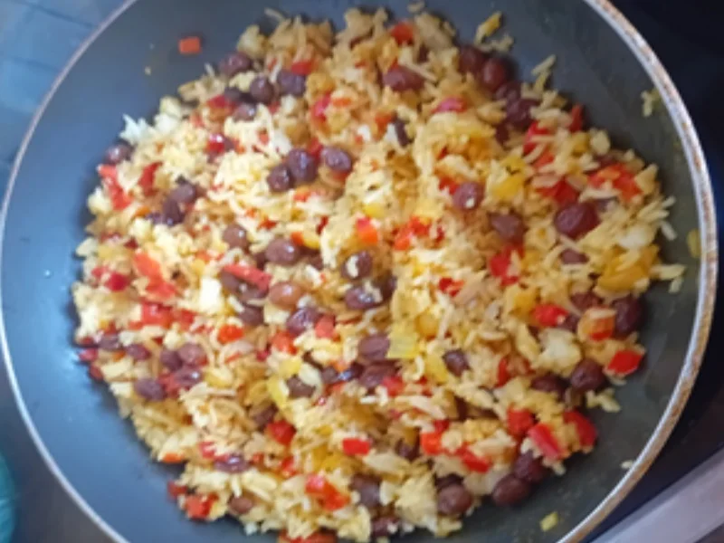 Hähnchen-Zwiebel-Spieße mit herzhafter Sauce und Paprika-Basmatireis - Rezept - Bild Nr. 17515