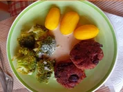 Hackfleisch-Steinpilz-Buletten mit Rahm-Sauce, Brokkoli und Drillingen - Rezept - Bild Nr. 17507