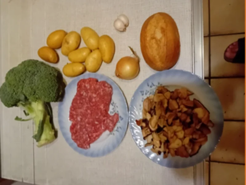 Hackfleisch-Steinpilz-Buletten mit Rahm-Sauce, Brokkoli und Drillingen - Rezept - Bild Nr. 17508