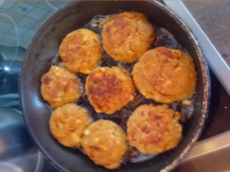 Hackfleisch-Steinpilz-Buletten mit Rahm-Sauce, Brokkoli und Drillingen - Rezept - Bild Nr. 17511