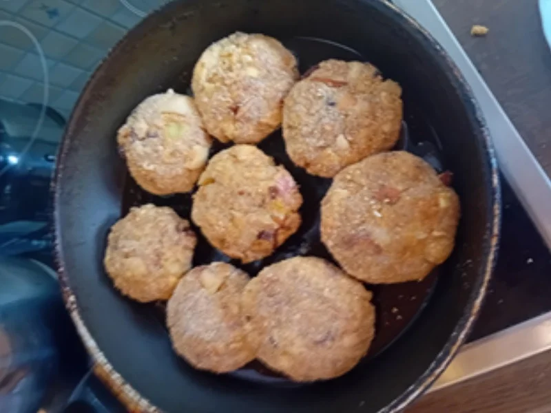 Hackfleisch-Steinpilz-Buletten mit Rahm-Sauce, Brokkoli und Drillingen - Rezept - Bild Nr. 17510