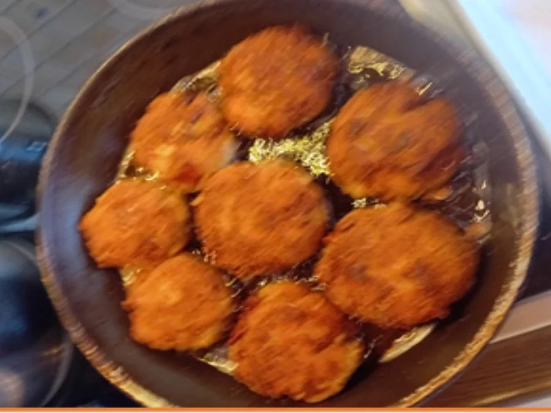 Hackfleisch-Steinpilz-Buletten mit Rahm-Sauce, Brokkoli und Drillingen - Rezept - Bild Nr. 17512