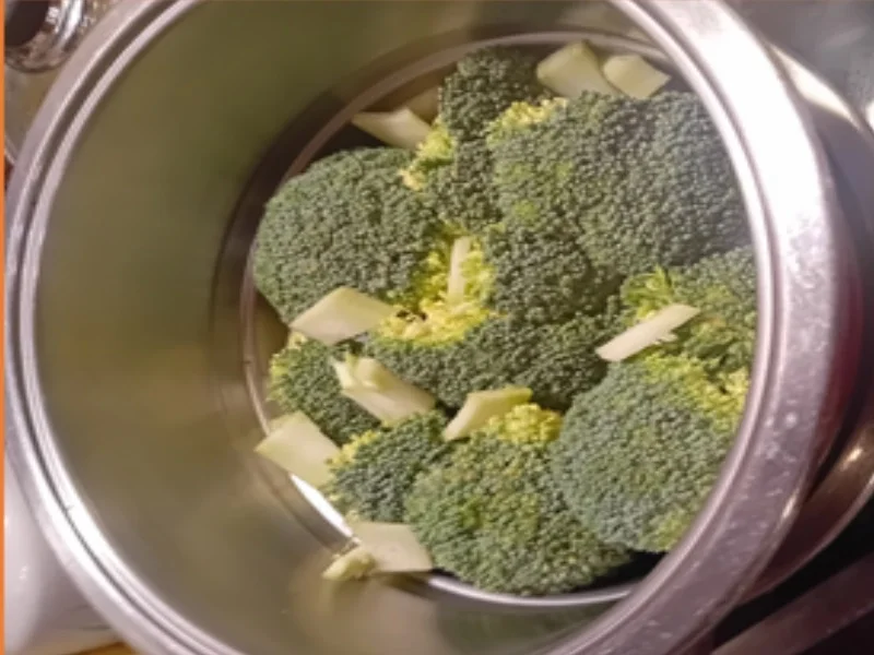 Hackfleisch-Steinpilz-Buletten mit Rahm-Sauce, Brokkoli und Drillingen - Rezept - Bild Nr. 17515