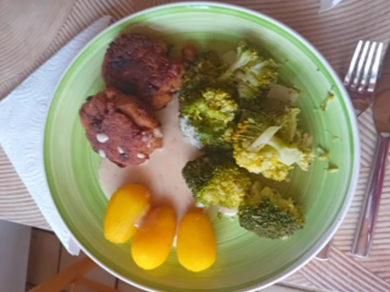 Hackfleisch-Steinpilz-Buletten mit Rahm-Sauce, Brokkoli und Drillingen - Rezept - Bild Nr. 17517