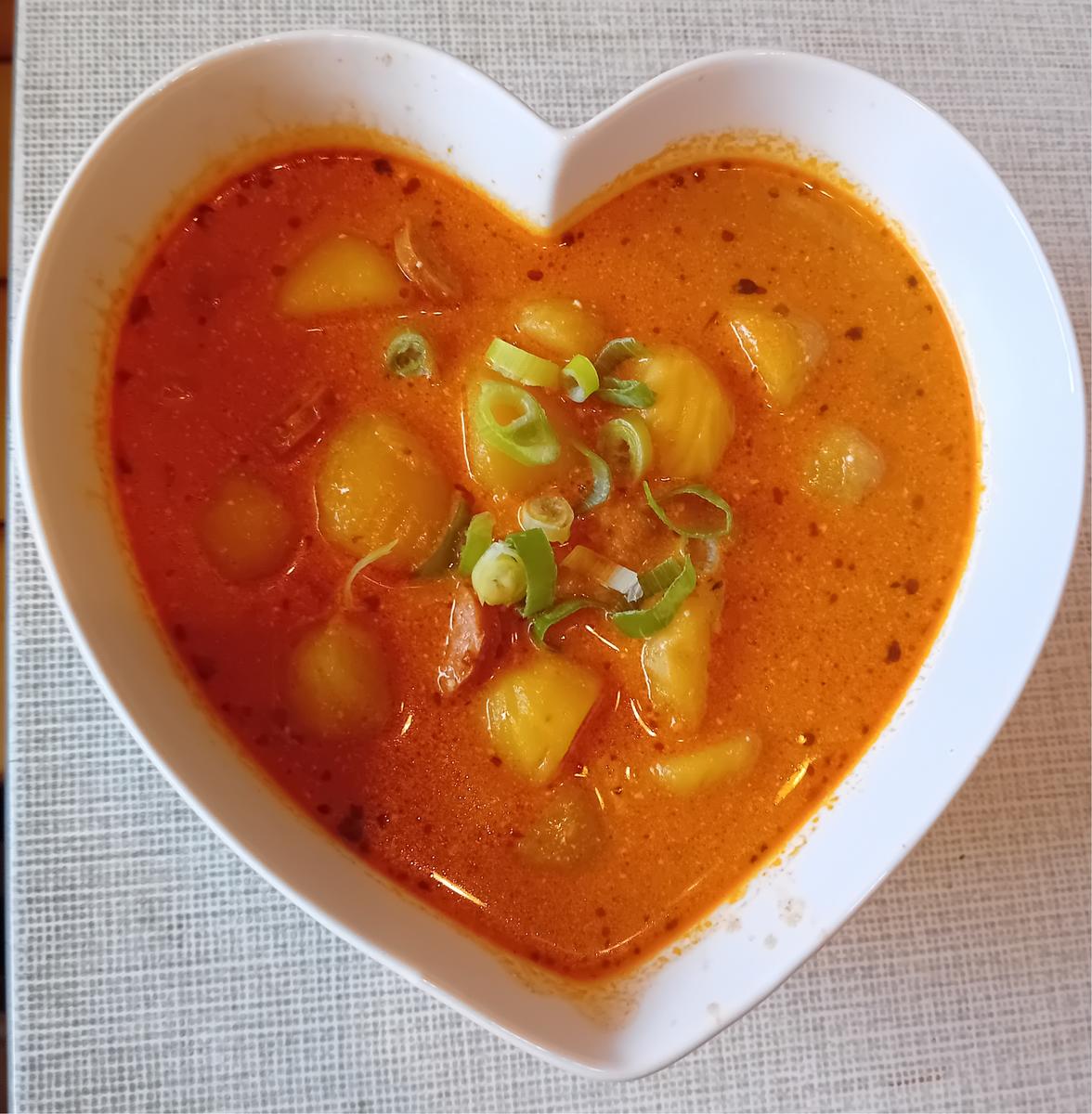 Kartoffelgulasch mit Schinkengriller-Würstchen - Rezept - Bild Nr. 2