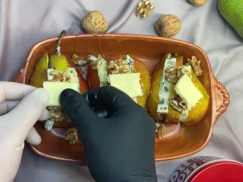 Birnen mit Gorgonzola, Honig und Nüssen - Rezept - Bild Nr. 17512