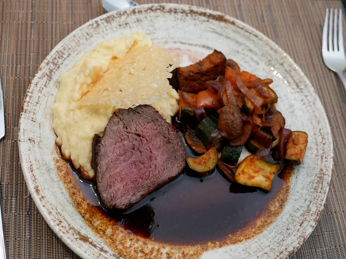 Rinderfilet mit Kartoffel-Sellerie-Stampf und Grillgemüse in Rotweinsauce - Rezept - Bild Nr. 17507