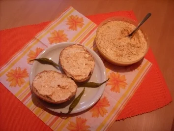 "Scharfe"  Schafskäsecreme - Rezept