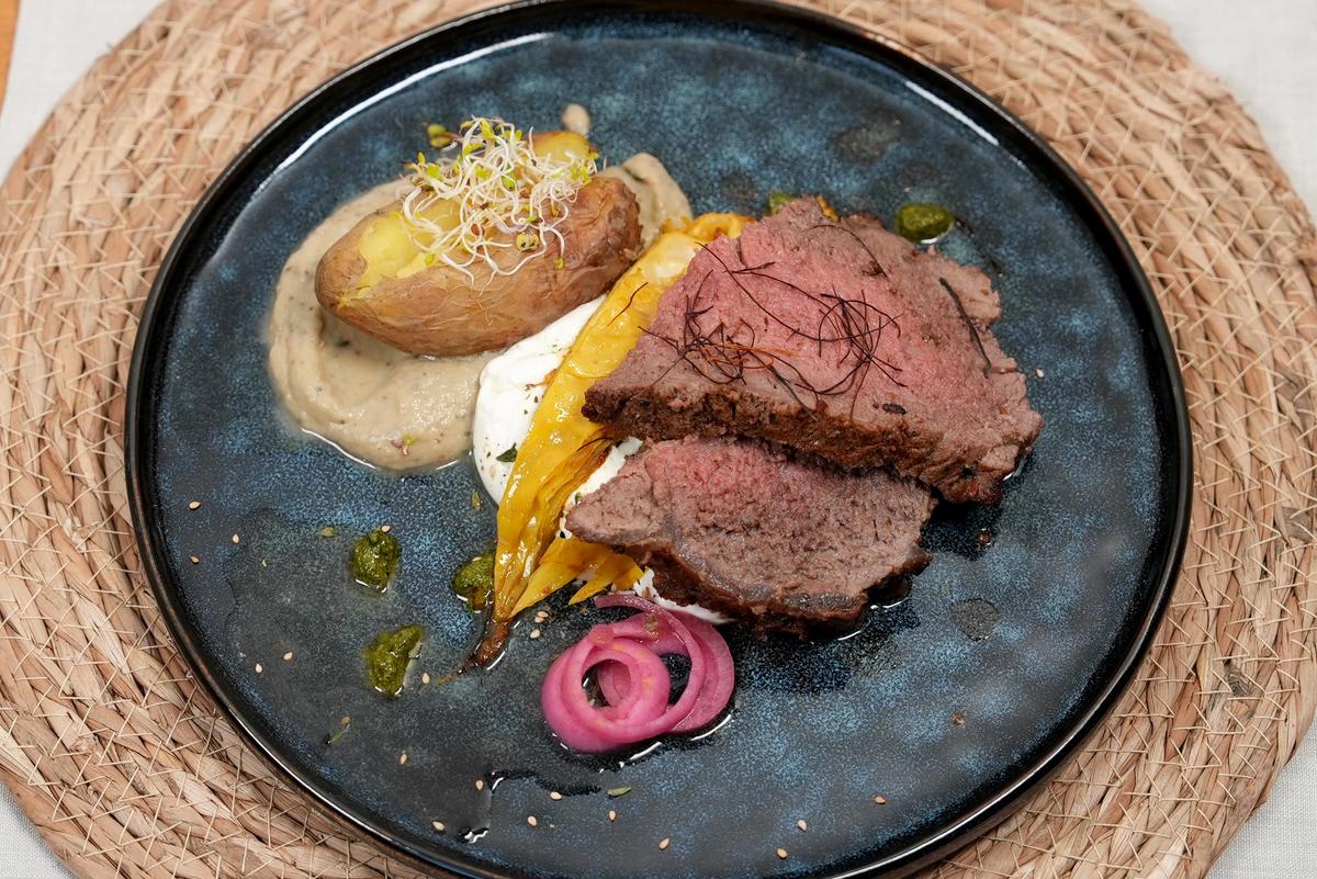 Harissa-Steak auf Minz-Pesto mit Grillkartoffeln, Auberginen-Creme und Spitzkohl - Rezept - Bild Nr. 17507