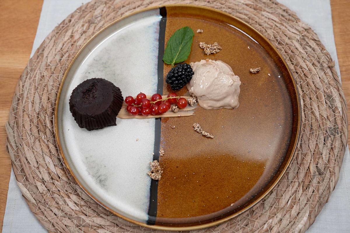 Schoko-Käse-Küchlein mit Tahini-Eis und Sesam-Crunch - Rezept - Bild Nr. 2