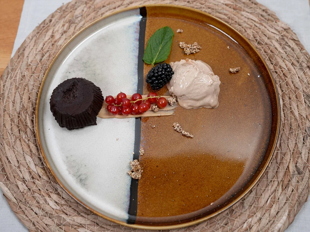 Rezept: Schoko-Käse-Küchlein mit Tahini-Eis und Sesam-Crunch Bild Nr. 2 Schoko-Käse-Küchlein mit Tahini-Eis und Sesam-Crunch - Rezept - Bild Nr. 2