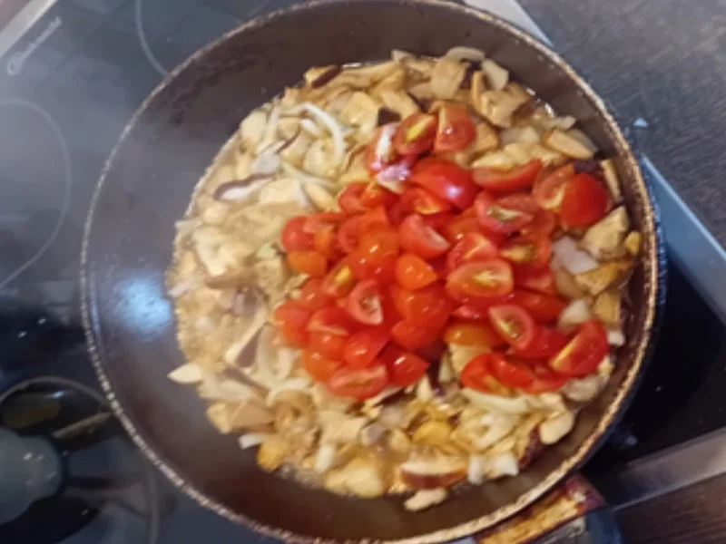 Schweinefilet-Steinpilz-Tomaten-Pfanne mit Naan Brot - Rezept - Bild Nr. 17521