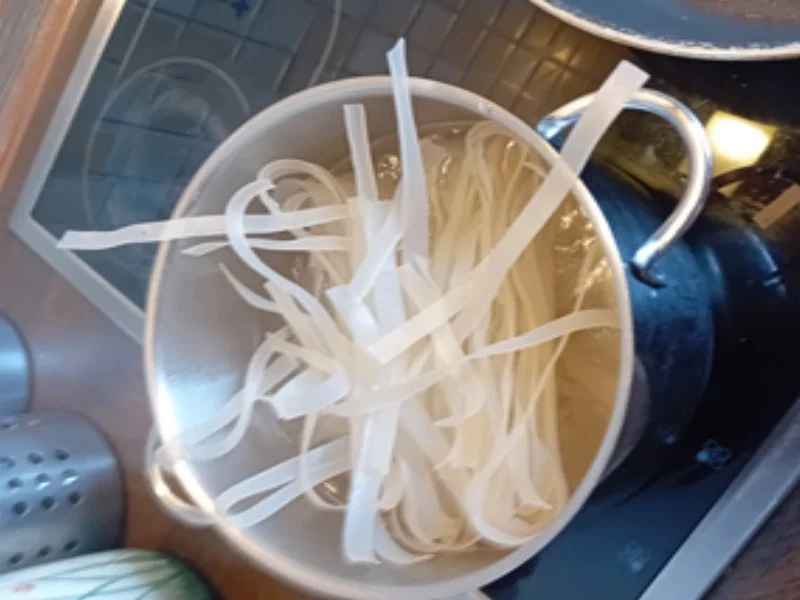 Rezept: Lachs mit Zitronensauce und Reisbandnudeln Bild Nr. 17524 Lachs mit Zitronensauce und Reisbandnudeln - Rezept - Bild Nr. 17524