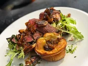 Rinderfiletstreifen, Minzsauce und Yorkshire-Pudding (Lilly Becker) - Rezept - Bild Nr. 17515